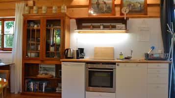 Fridge, oven, stovetop, coffee/tea maker