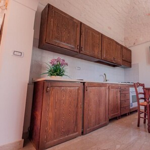 Kühlschrank, Ofen, Herdplatte, Wasserkocher mit Kaffee-/Teezubehör