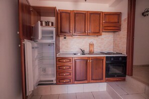 Frigorifero, forno, piano cottura, macchina per tè/caffè