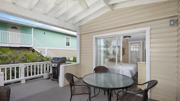 Rumah, Beberapa Tempat Tidur (Tan Lines) | Tempat makan outdoor