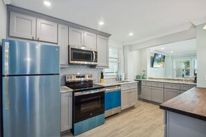 House, 2 Double Beds (Bayview Sunset Getaway B) | Private kitchen - Bayview Sunset Getaway B (Fort Myers Beach)