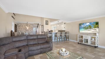 Casa, várias camas (Bayview Sunset Getaway A) | Área de estar