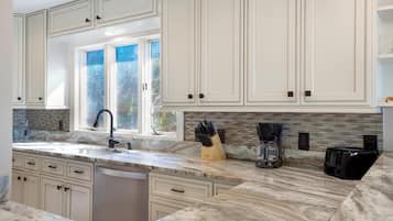 Casa, várias camas (Bayview Sunset Getaway A) | Cozinha privada | Fogão, torradeira