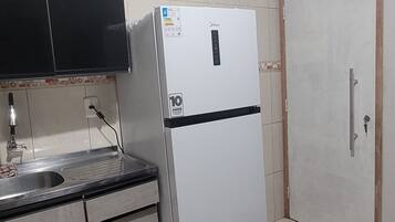 Refrigerador, horno, parrilla de estufa y cafetera y tetera