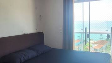 2 habitaciones, tabla de planchar con plancha y cuna de viaje