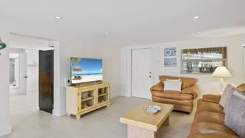 House, Multiple Beds (The Nellie) | Living area