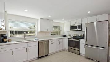 House, Multiple Beds (The Nellie) | Private kitchen | Oven, toaster