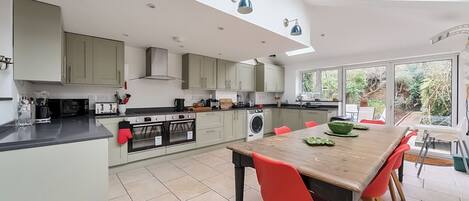 冰箱、微波炉、烤箱、洗碗机