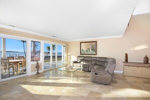 Maison, plusieurs lits (Bayview Sunset Getaway) | Coin séjour