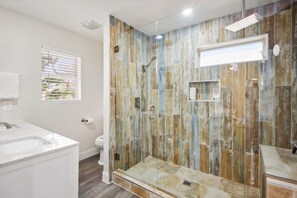 Casa, varias camas (Santini House) | Baño