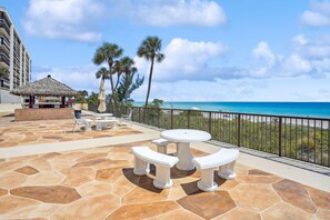 公寓式客房, 多张床 (Ocean Sands 1-808) | 室外用餐