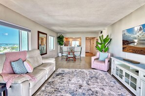 Apartment, Mehrere Betten (Ocean Sands 1-808) | Wohnbereich