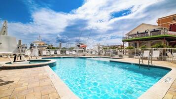 Appartement, 1 kingsize bed met slaapbank (Madeira Bay Resort I 1402) | Zwembad | Een verwarmd zwembad
