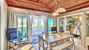 House, Multiple Beds (Valdes Cottage) | Dining