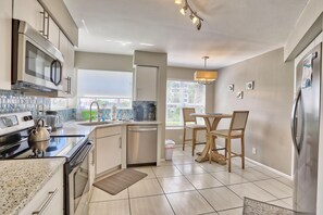 Condo, 1 King Bed (Vista Verde East 250) | Private kitchen
