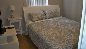 3 quartos, ferros/tábuas de passar roupa, berço de viagem