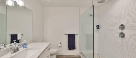 Condo, várias camas (Madeira Del Mar 301) | Banheiro | Sabonete, papel higiênico