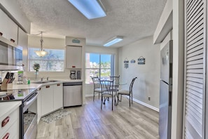 Condo, 1 Queen Bed with Sofa bed (Vista Verde West 218) | Private kitchen | Oven, toaster - Vista Verde West 218 (St. Petersburg)