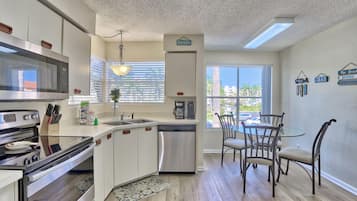 公寓客房, 1 張加大雙人床和 1 張沙發床 (Vista Verde West 218) | 私人廚房 | 烤箱、烤麵包機