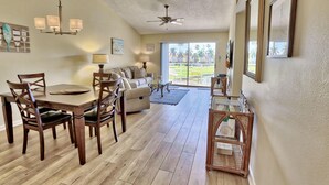 คอนโด, เตียงควีนไซส์ 1 เตียง และโซฟาเบด (Vista Verde West 218) | บริเวณนั่งเล่น