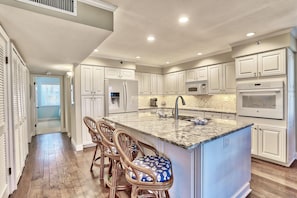Appart'hôtel, plusieurs lits (Pelican Pointe 4C) | Cuisine privée | Four, grille-pain