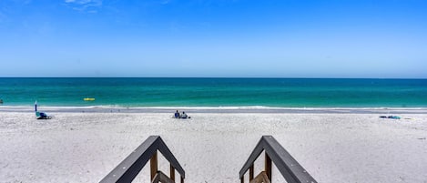 Apartamento, varias camas (Land's End 4-206 Bay Front - Premier) | Playa | Ubicación a pie de playa