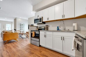 冰箱、微波炉、烤箱、炉灶