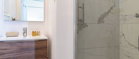 Een haardroger, handdoeken, zeep