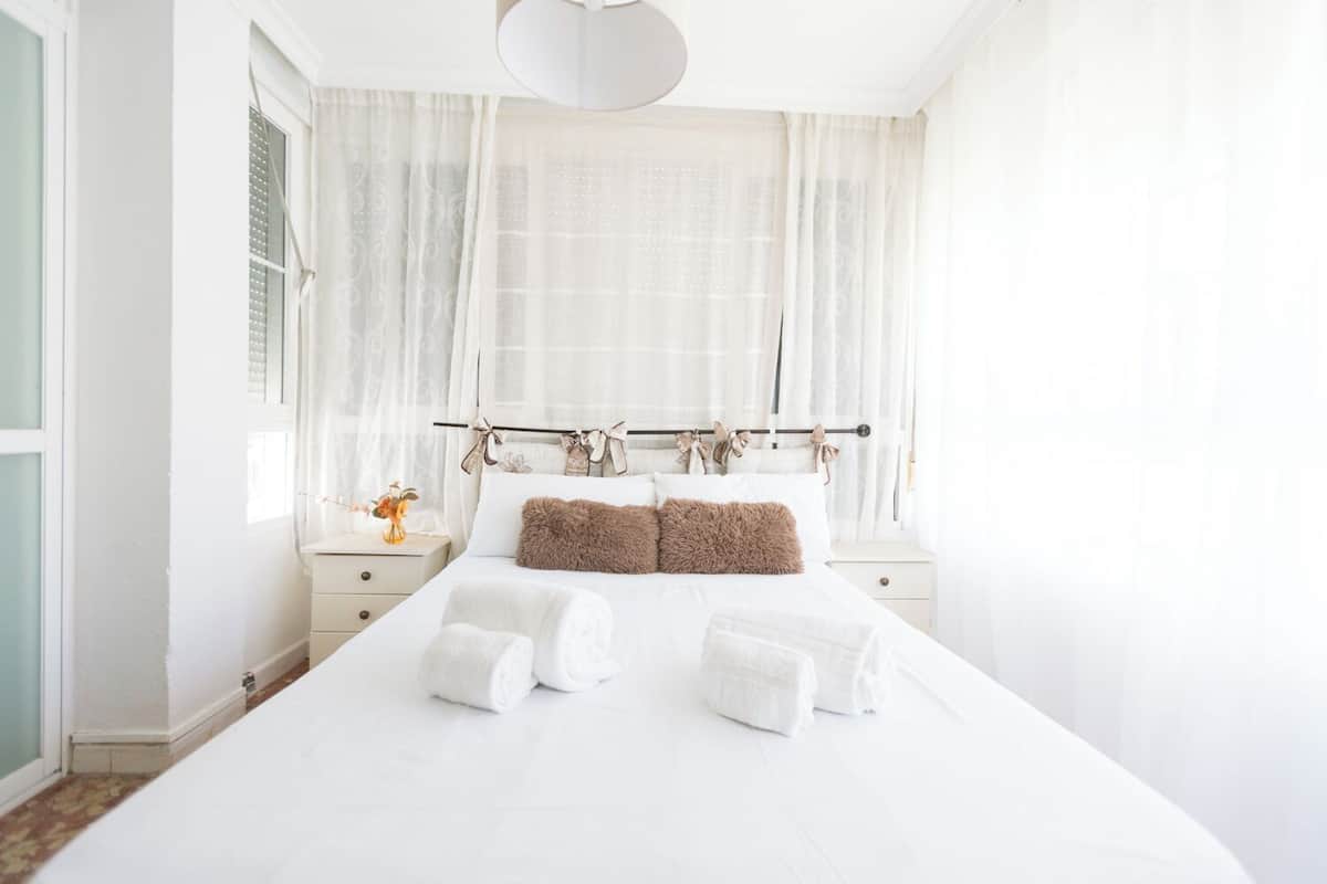 Escritorio, wifi gratis y ropa de cama