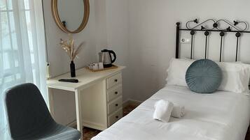 Eenvoudige tweepersoonskamer, uitzicht op stad | Een bureau, gratis wifi, beddengoed