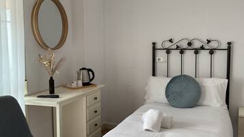 Habitación básica doble, vista a la ciudad | Escritorio, wifi gratis y ropa de cama