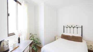Quarto solteiro econômico | Escrivaninha, Wi-Fi de cortesia, roupa de cama