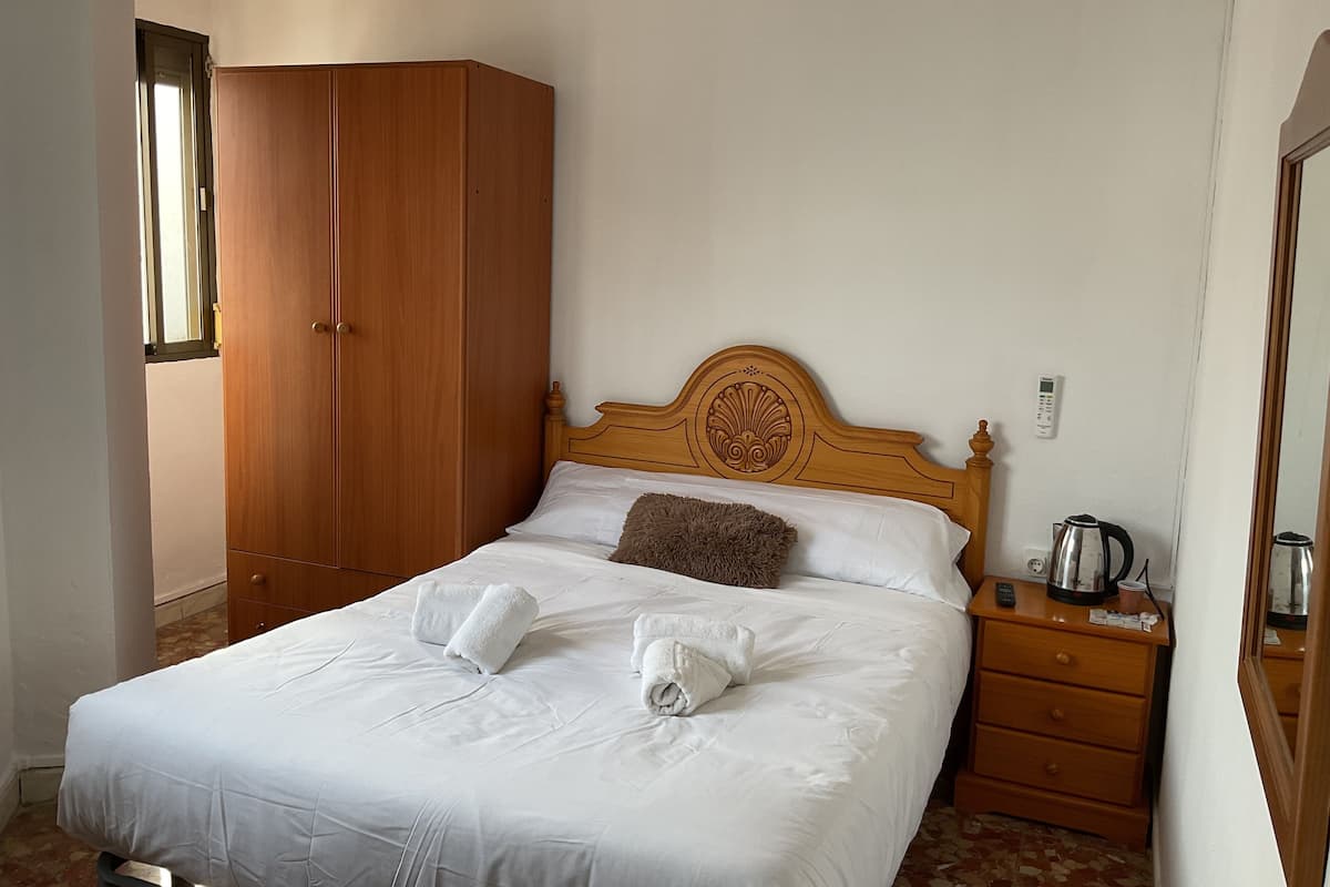 Habitación doble económica | Escritorio, wifi gratis y ropa de cama