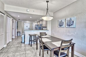Apartment, Mehrere Betten (Crystal Palms 405) | Speisen