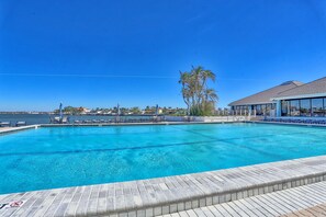 Leilighet, 1 queensize-seng med sovesofa (St. Pete Beach Yacht and Tennis Club ) | Basseng | Et oppvarmet basseng