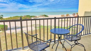 公寓客房, 多張床 (Land's End 9-301 Beach Front-Premier) | 室外用餐