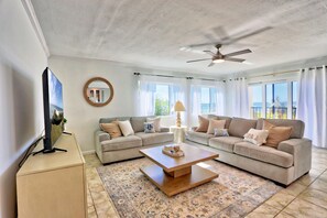 Apartment, Mehrere Betten (Land's End 9-301 Beach Front-Premier) | Wohnbereich