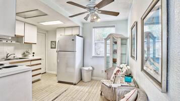 Condo, 1 King Bed with Sofa bed (Friendly Native 204) | Private kitchen | Oven