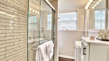 Condo, 1 King Bed with Sofa bed (Friendly Native 204) | Bathroom