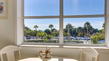 Condo, 1 King Bed with Sofa bed (Friendly Native 204) | Interior