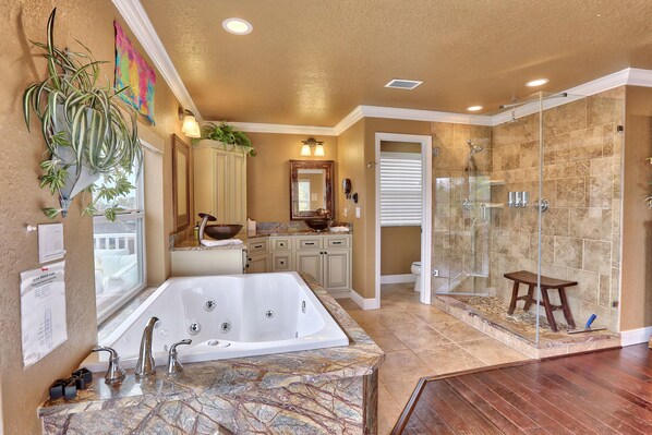 House, Multiple Beds (Hippie Haven) | Bathroom