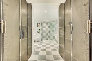 Douche, sèche-cheveux