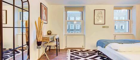 4 habitaciones, escritorio, tabla de planchar con plancha y wifi