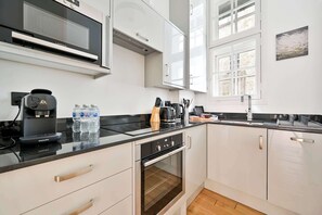 Fridge, microwave, stovetop, dishwasher