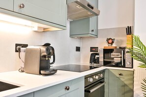 Kühlschrank, Mikrowelle, Ofen, Herdplatte