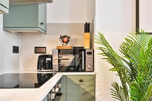 Kühlschrank, Mikrowelle, Ofen, Herdplatte