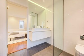 Shower, hair dryer, towels - 3 Bed Baker Street Central Apartment (Greater London)