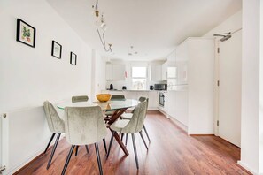 Dining - 3 Bed Baker Street Central Apartment (Greater London)