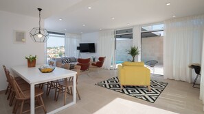 Una Smart TV, libros, un reproductor estéreo, una pantalla de ordenador