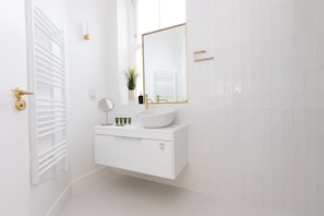 Shower, hair dryer, towels, shampoo